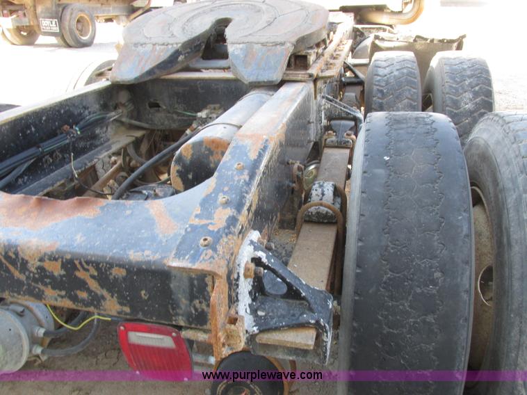 image for item I8865 1988 Freightliner FLC-64T semi truck