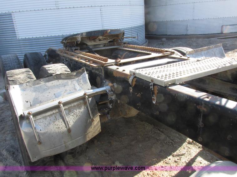 image for item I8865 1988 Freightliner FLC-64T semi truck