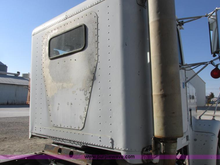 image for item I8865 1988 Freightliner FLC-64T semi truck