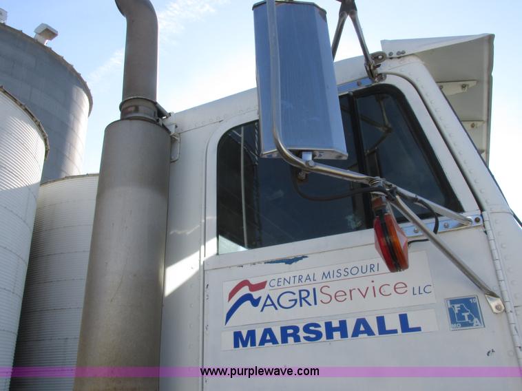 image for item I8865 1988 Freightliner FLC-64T semi truck