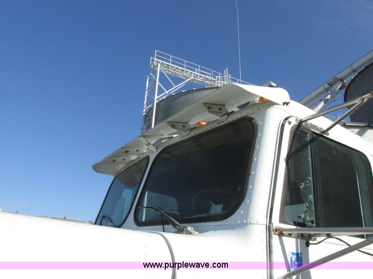 image for item I8865 1988 Freightliner FLC-64T semi truck