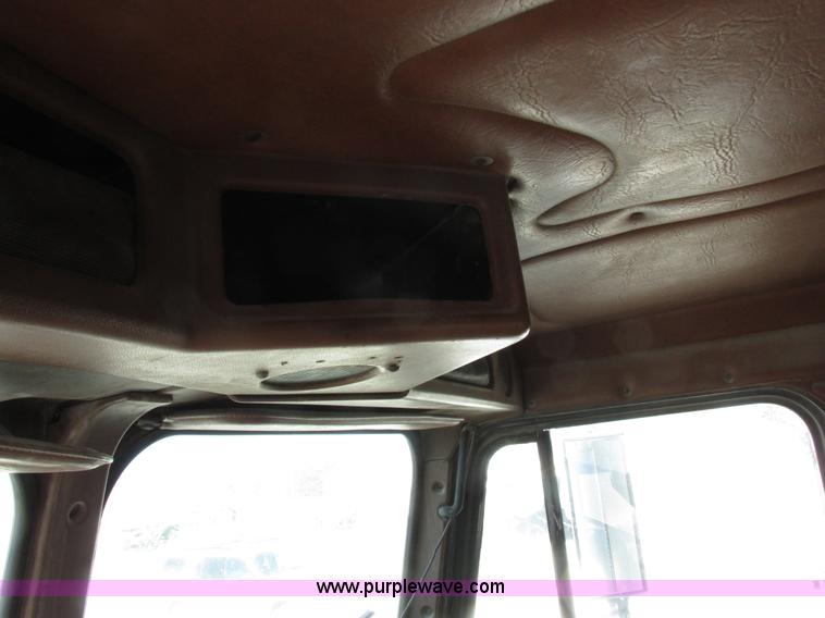 image for item I8865 1988 Freightliner FLC-64T semi truck