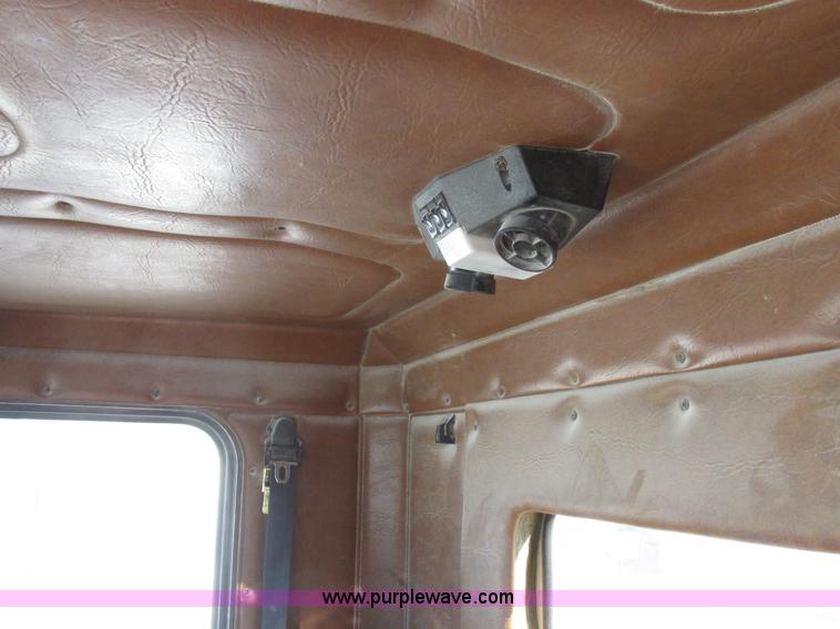 image for item I8865 1988 Freightliner FLC-64T semi truck