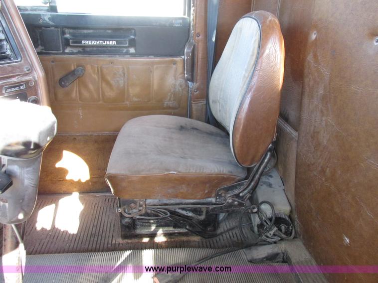 image for item I8865 1988 Freightliner FLC-64T semi truck