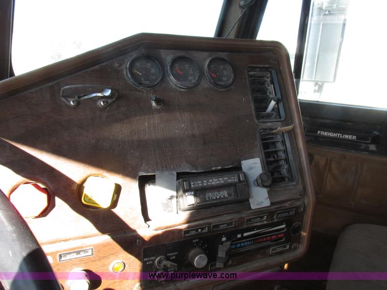 image for item I8865 1988 Freightliner FLC-64T semi truck