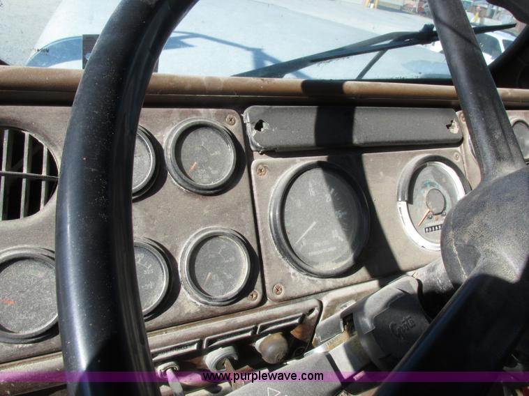 image for item I8865 1988 Freightliner FLC-64T semi truck