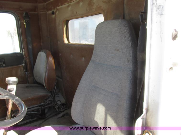 image for item I8865 1988 Freightliner FLC-64T semi truck