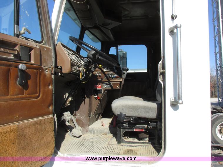 image for item I8865 1988 Freightliner FLC-64T semi truck