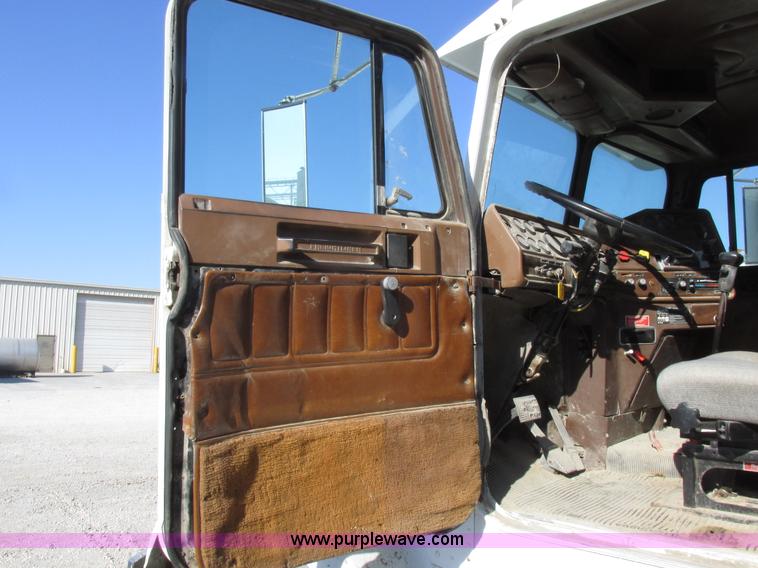 image for item I8865 1988 Freightliner FLC-64T semi truck