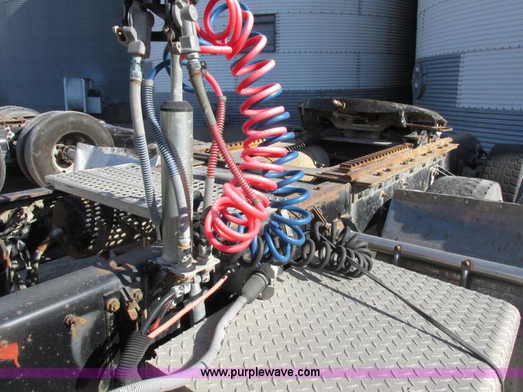 image for item I8865 1988 Freightliner FLC-64T semi truck