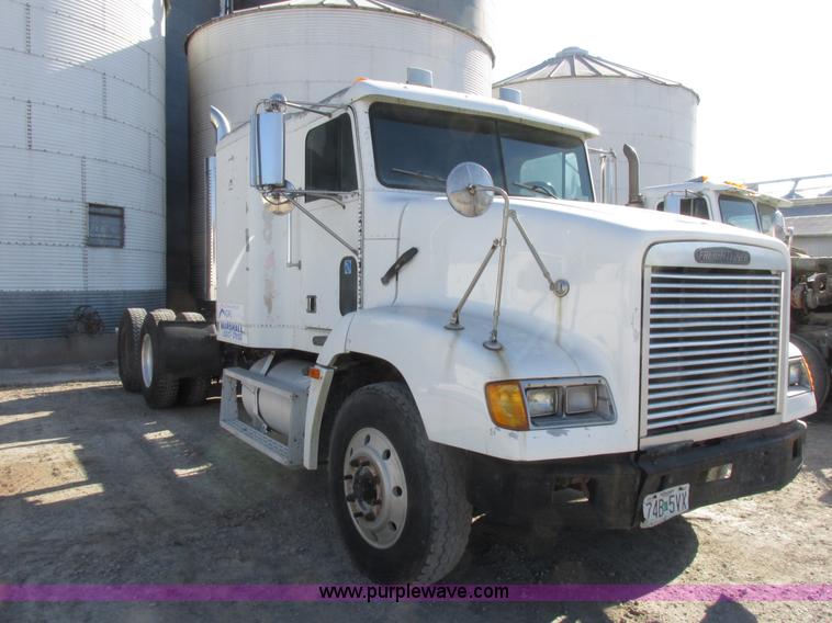 image for item I8866 1995 Freightliner FLD112 semi truck