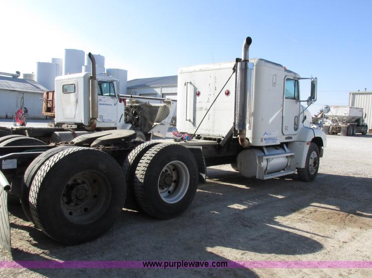 image for item I8866 1995 Freightliner FLD112 semi truck