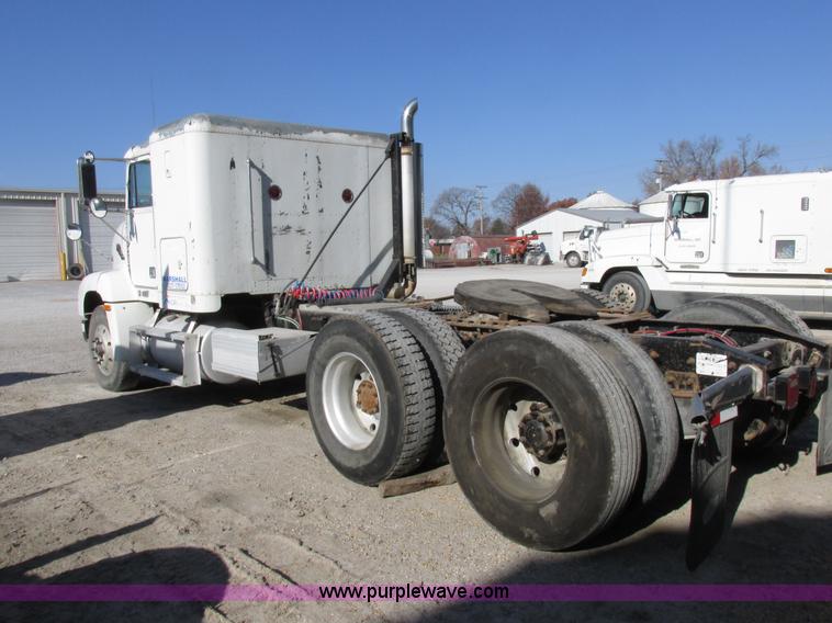 image for item I8866 1995 Freightliner FLD112 semi truck