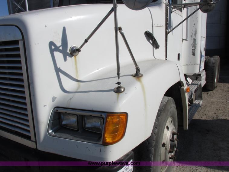 image for item I8866 1995 Freightliner FLD112 semi truck