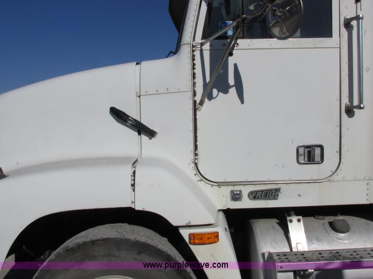 image for item I8866 1995 Freightliner FLD112 semi truck