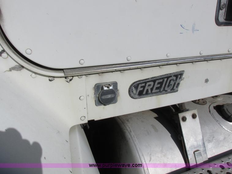 image for item I8866 1995 Freightliner FLD112 semi truck