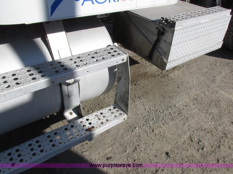 image for item I8866 1995 Freightliner FLD112 semi truck