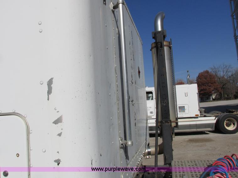 image for item I8866 1995 Freightliner FLD112 semi truck