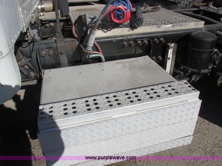 image for item I8866 1995 Freightliner FLD112 semi truck