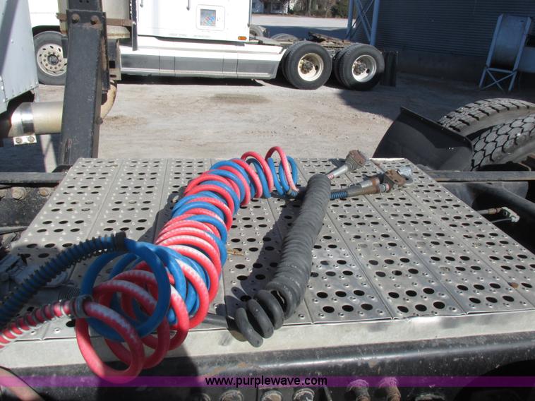 image for item I8866 1995 Freightliner FLD112 semi truck