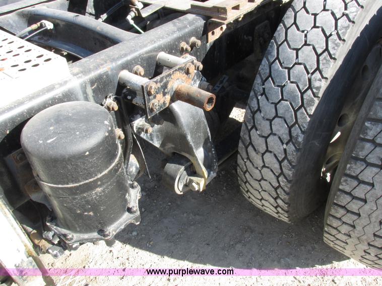 image for item I8866 1995 Freightliner FLD112 semi truck