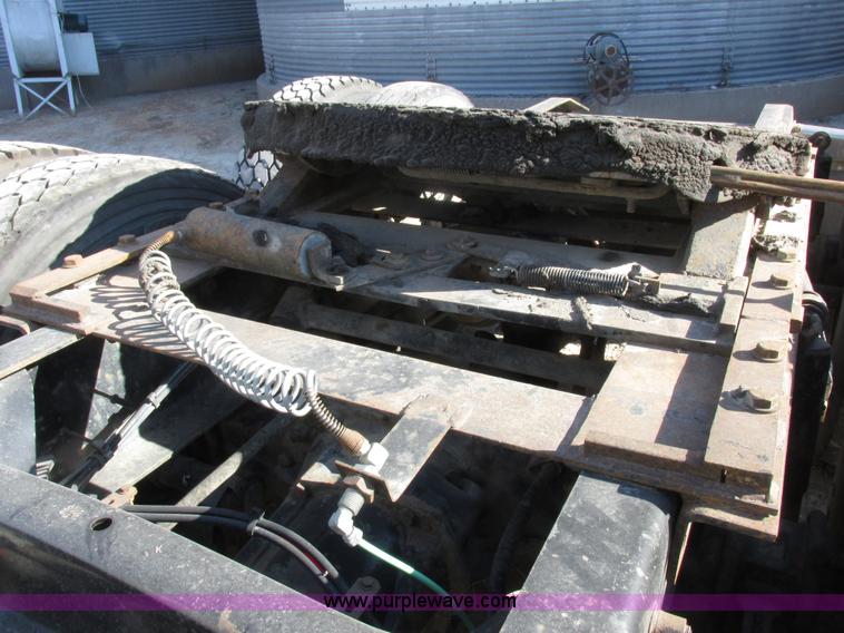 image for item I8866 1995 Freightliner FLD112 semi truck