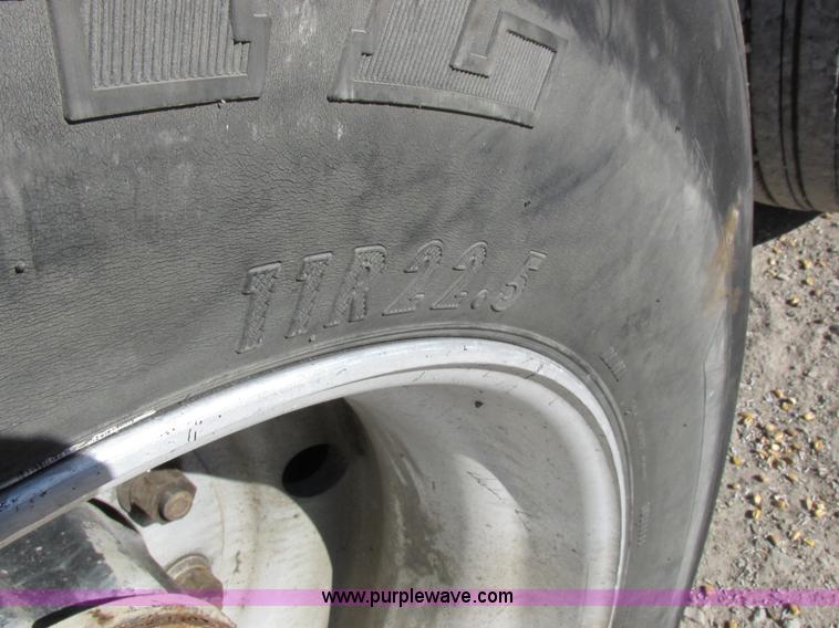 image for item I8866 1995 Freightliner FLD112 semi truck