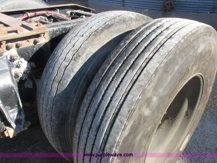 image for item I8866 1995 Freightliner FLD112 semi truck