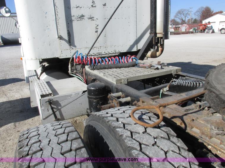 image for item I8866 1995 Freightliner FLD112 semi truck