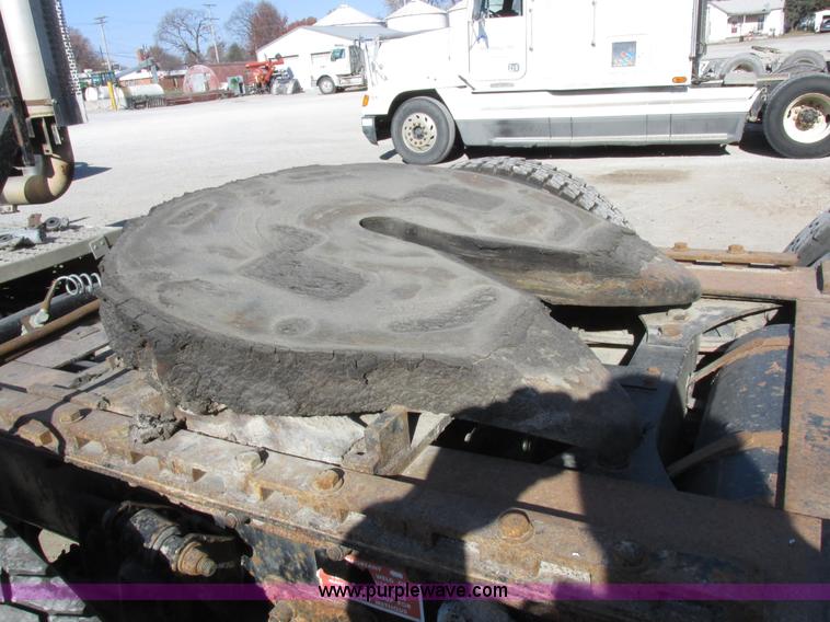 image for item I8866 1995 Freightliner FLD112 semi truck