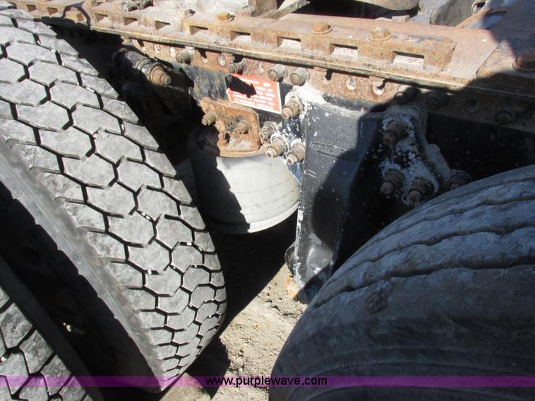 image for item I8866 1995 Freightliner FLD112 semi truck