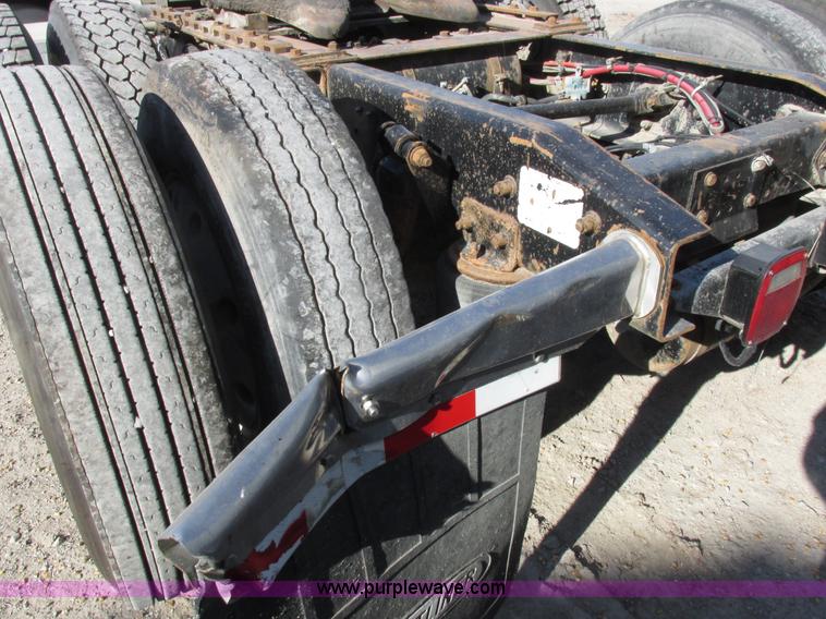 image for item I8866 1995 Freightliner FLD112 semi truck