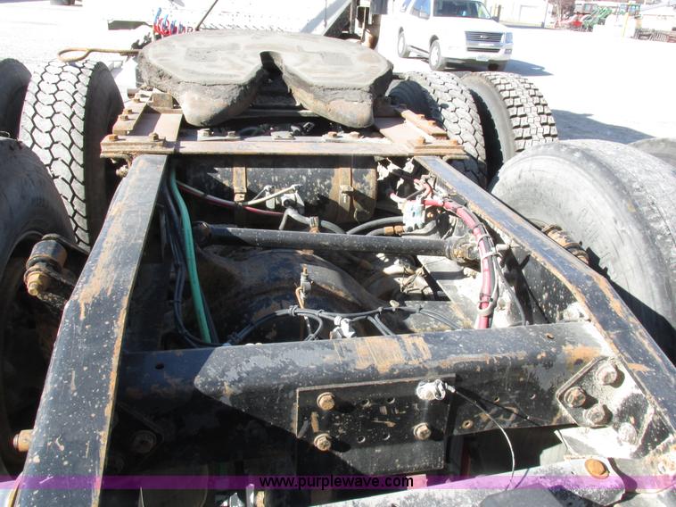 image for item I8866 1995 Freightliner FLD112 semi truck