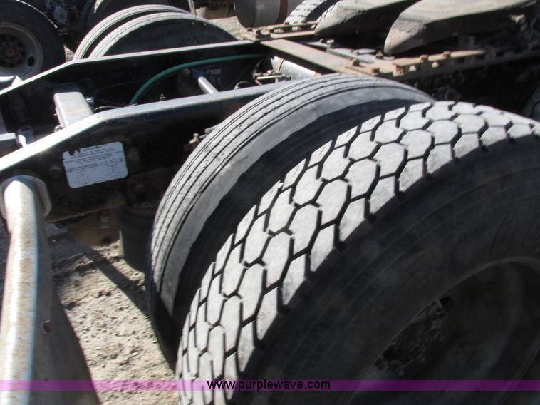 image for item I8866 1995 Freightliner FLD112 semi truck