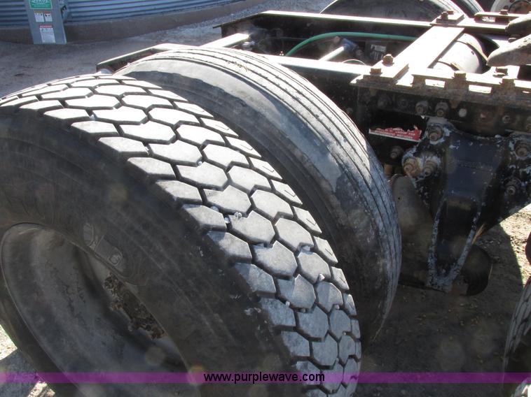 image for item I8866 1995 Freightliner FLD112 semi truck