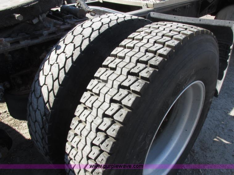 image for item I8866 1995 Freightliner FLD112 semi truck