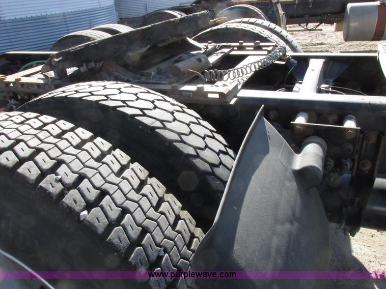 image for item I8866 1995 Freightliner FLD112 semi truck