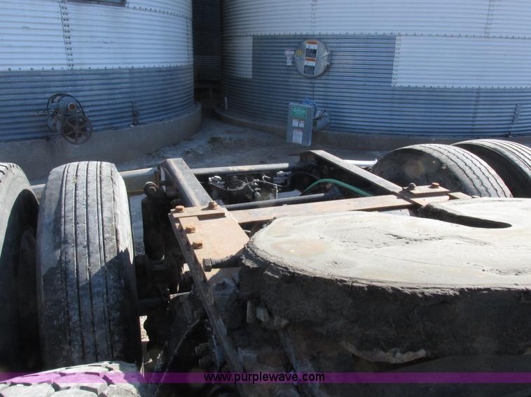 image for item I8866 1995 Freightliner FLD112 semi truck