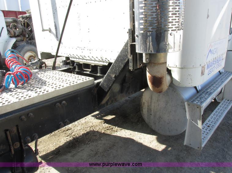 image for item I8866 1995 Freightliner FLD112 semi truck