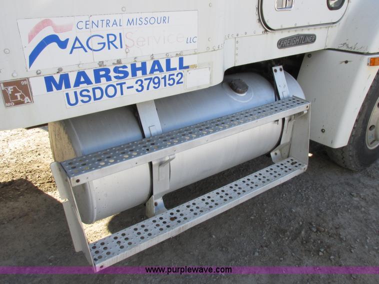 image for item I8866 1995 Freightliner FLD112 semi truck