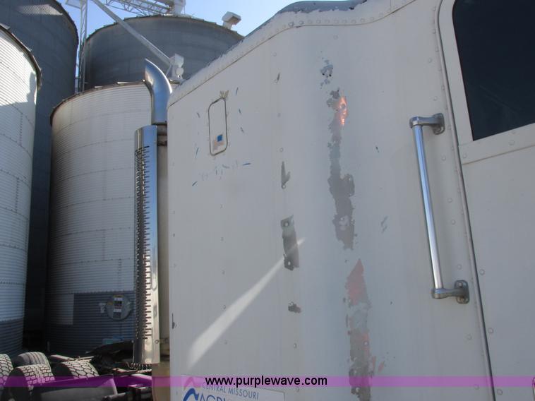 image for item I8866 1995 Freightliner FLD112 semi truck