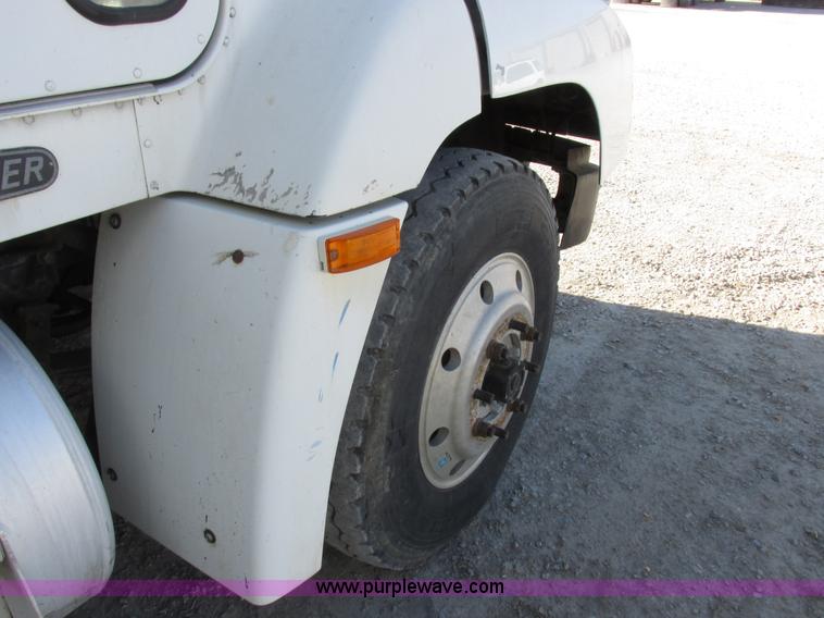 image for item I8866 1995 Freightliner FLD112 semi truck