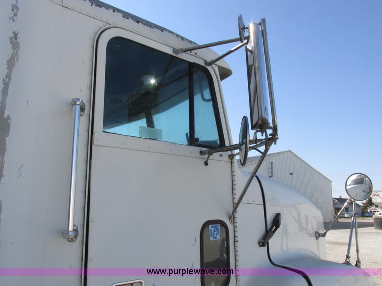 image for item I8866 1995 Freightliner FLD112 semi truck