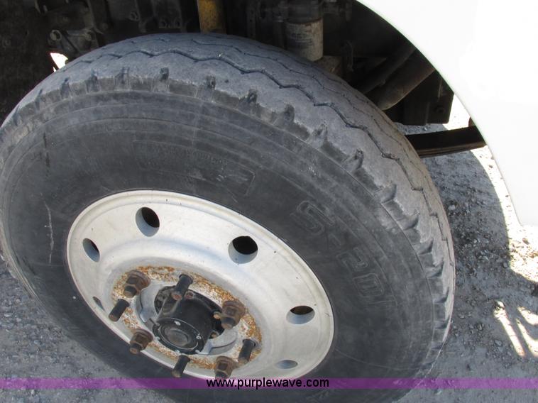 image for item I8866 1995 Freightliner FLD112 semi truck