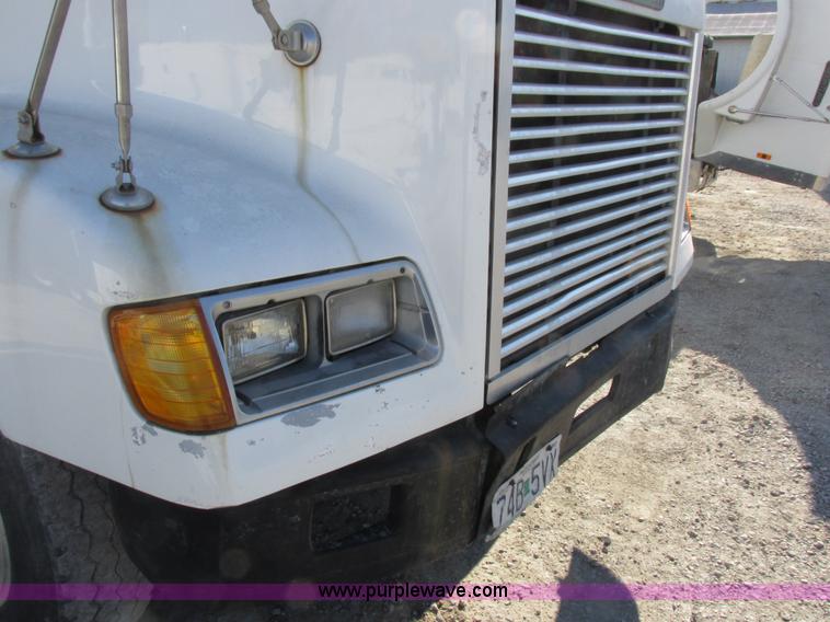 image for item I8866 1995 Freightliner FLD112 semi truck