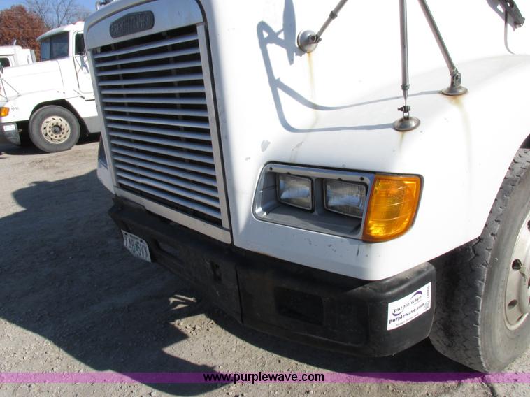 image for item I8866 1995 Freightliner FLD112 semi truck