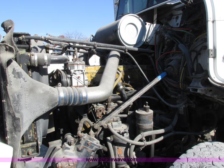 image for item I8866 1995 Freightliner FLD112 semi truck