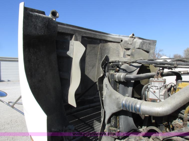 image for item I8866 1995 Freightliner FLD112 semi truck