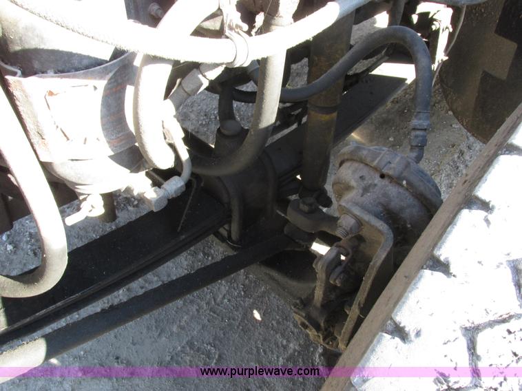 image for item I8866 1995 Freightliner FLD112 semi truck