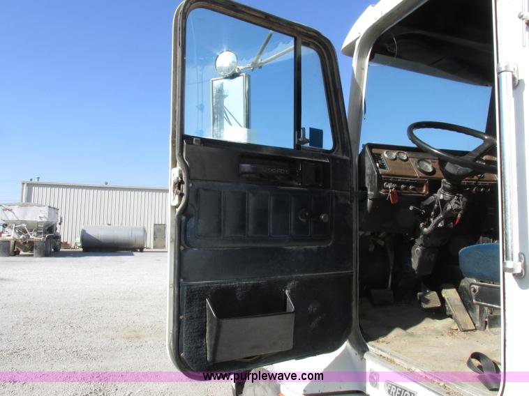 image for item I8866 1995 Freightliner FLD112 semi truck